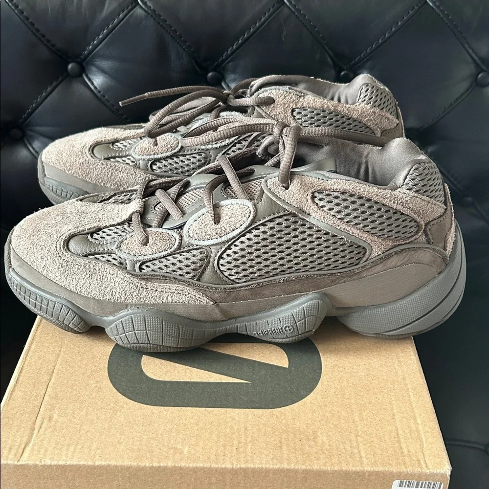 Adidas Yeezy 500 Clay Brown Authentic Sneakers Men’s size 8.5 Good Condition